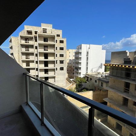 Blue Skies Family Apartment With Terrace セント・ポールズ・ベイ エクステリア 写真