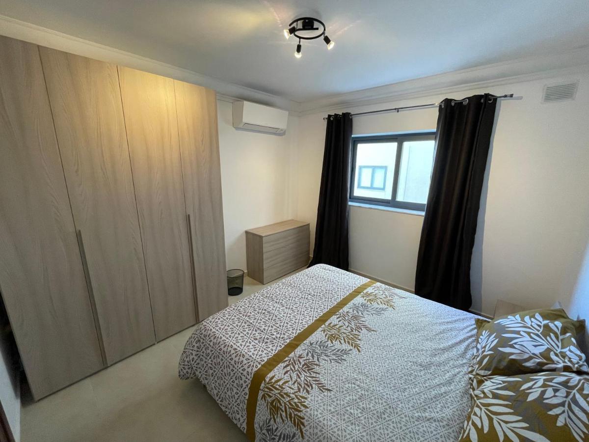 Blue Skies Family Apartment With Terrace セント・ポールズ・ベイ エクステリア 写真